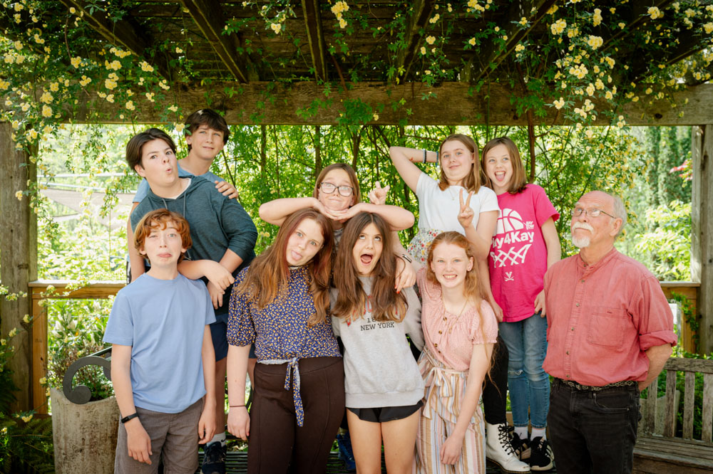 group photo of the Charlottesville Waldorf School (CWS) class of 2026 in 6th grade
